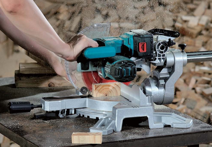 CORDLESS MITRE SAWS: The Near-Perfect Tool for the DIY Spirit